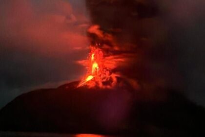 Kondisi Gunungapi Ruang kembali melontarkan lava pijar. Gunungapi naik status menjadi level IV atau 'Awas' per hari ini, Selasa (30/4) pukul 01.30 WITA. Foto: Ist