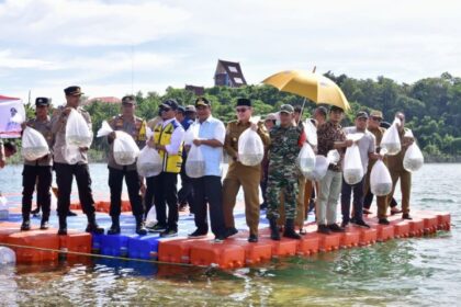 Pj Gubernur Sulsel Bahtiar bersama Pj Bupati Wajo dan seluruh OPD lingkup Pemprov Sulsel, maupun Kabupaten Wajo menebar benih ikan nila sebanyak 250.000 benih di Bendungan Kalola dan Bendungan Paselloreng, Selasa (2/4/2024). Foto: Ist