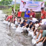 Penjabat Gubernur Sulsel, Bahtiar Baharuddin, menebar 100 ribu benih ikan di Bendungan Bili-bili, Kabupaten Gowa, Kamis, 4 April 2024.