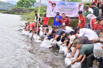 Penjabat Gubernur Sulsel, Bahtiar Baharuddin, menebar 100 ribu benih ikan di Bendungan Bili-bili, Kabupaten Gowa, Kamis, 4 April 2024.