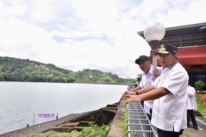 Tebar 100.000 Benih Ikan, Pj Gubernur Sulsel Ajak Masyarakat Rawat Bendungan Bili-bili 2 ikannn 3