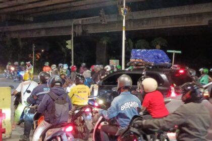Suasana kepadatan arus lalu lintas kendaraan bermotor pemudik di Jalan Raya Kalimalang, Duren Sawit, Jakarta Timur, Jumat (5/4) malam. Foto: Joesvicar Iqbal/ipol.id