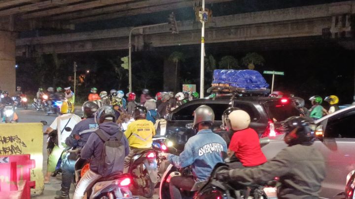 Suasana kepadatan arus lalu lintas kendaraan bermotor pemudik di Jalan Raya Kalimalang, Duren Sawit, Jakarta Timur, Jumat (5/4) malam. Foto: Joesvicar Iqbal/ipol.id