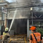 Sejumlah petugas Damkar memadamkan api yang membakar satu unit rumah di Jalan Pulomas Barat, Kelurahan Kayu Putih, Kecamatan Pulogadung, Jakarta Timur, pada Selasa (23/4) sekitar pukul 15.36 WIB. Foto: Ist