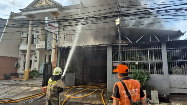 Sejumlah petugas Damkar memadamkan api yang membakar satu unit rumah di Jalan Pulomas Barat, Kelurahan Kayu Putih, Kecamatan Pulogadung, Jakarta Timur, pada Selasa (23/4) sekitar pukul 15.36 WIB. Foto: Ist