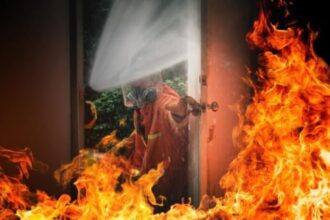 Ilustrasi - Sejumlah petugas Damkar berjibaku memadamkan api yang membakar unit rumah. Foto: Freepik