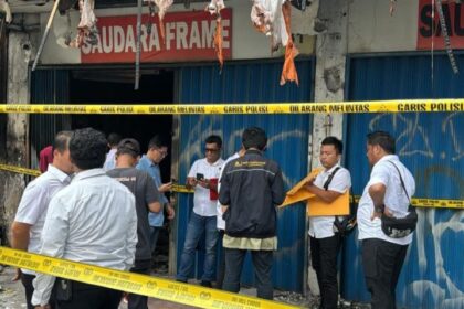 Aparat Pusat Laboraturium Forensik (Puslabfor) Mabes Polri bersama jajaran Polres Metro Jakarta Selatan melakukan olah tempat kejadian perkara (TKP) di Ruko Bingkai Saudara Frame di Jalan Mampang Prapatan Raya, No. 31-32, Kelurahan/Kecamatan Mampang Prapatan, Senin (22/4) siang. Foto: Joesvicar Iqbal/ipol.id