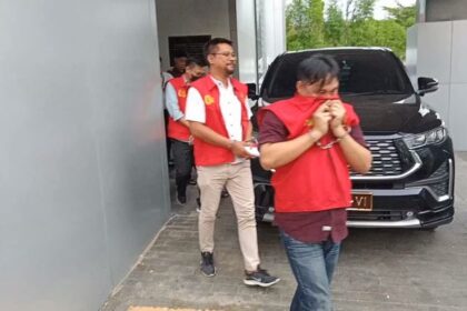 Kejaksaan Tinggi Sumatera Selatan (Kejati Sumsel) saat menahan tiga tersangka kasus dugaan korupsi dalam pemenuhan kewajiban perpajakan beberapa perusahaan pada 2019-2021. Foto: Seksi Penkum Kejati Sumsel