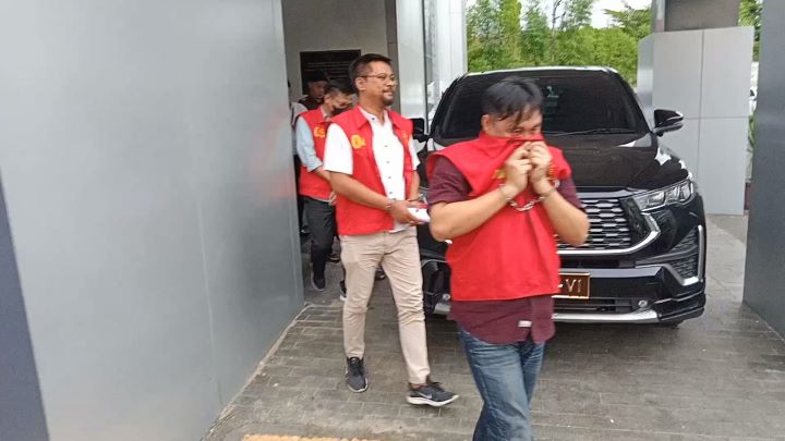 Kejaksaan Tinggi Sumatera Selatan (Kejati Sumsel) saat menahan tiga tersangka kasus dugaan korupsi dalam pemenuhan kewajiban perpajakan beberapa perusahaan pada 2019-2021. Foto: Seksi Penkum Kejati Sumsel