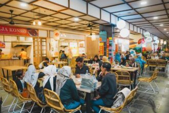 Dalam kemeriahan Ramadan kali ini, Umami Eats, semi outdoor food court yang terletak di Tivoli Garden, Tangcity Superblock, menghadirkan festival gelaran takjil dalam “Umami Eats Unjuk Rasa” dimana lebih dari puluhan tenant ragam jajanan makanan dan minuman untuk buka puasa dihadirkan di sini. Foto: Ist
