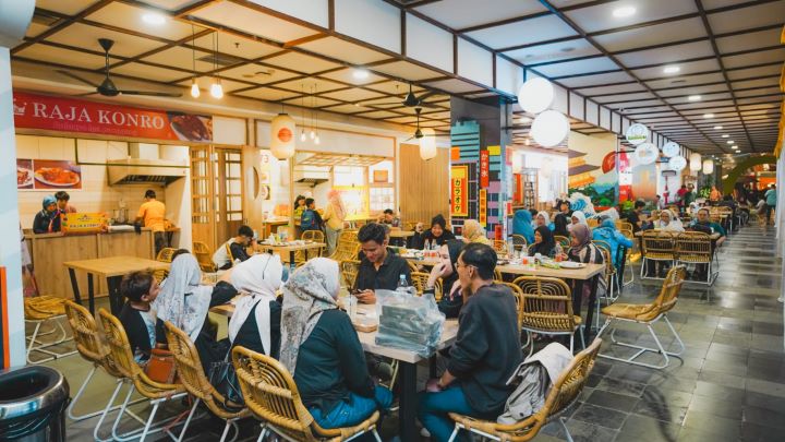 Dalam kemeriahan Ramadan kali ini, Umami Eats, semi outdoor food court yang terletak di Tivoli Garden, Tangcity Superblock, menghadirkan festival gelaran takjil dalam “Umami Eats Unjuk Rasa” dimana lebih dari puluhan tenant ragam jajanan makanan dan minuman untuk buka puasa dihadirkan di sini. Foto: Ist