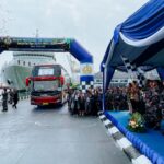 Kepala Staf Angkatan Laut (KSAL) Laksamana TNI Muhammad Ali melepas keberangkatan 120 bus Mudik Bersama Keluarga Besar TNI AL di Jakarta, Jumat (5/4/2024).