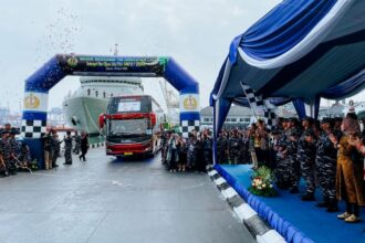 Kepala Staf Angkatan Laut (KSAL) Laksamana TNI Muhammad Ali melepas keberangkatan 120 bus Mudik Bersama Keluarga Besar TNI AL di Jakarta, Jumat (5/4/2024).