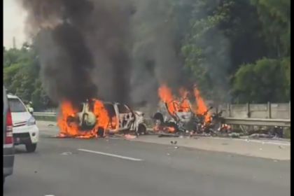 Tampak dua mobil minibus yang terbakar di Jalan Tol Cikampek, Senin pagi (8/4/2024). Foto: Tangkapan layar X @Andinaayy
