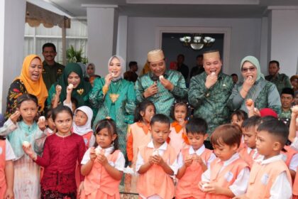 Pj Gubernur Sulsel Bahtiar Baharuddin didampingi Pj Ketua TP PKK Sulsel Sofha Marwah Bahtiar, mencanangkan Gerakan Peduli Stunting (Gadis) 2024 serta Kampanye Makan Telur, di halaman Rujab Wajo, Jalan Veteran, Sengkang, Senin, 22 April 2024.
