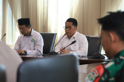 Direktur Jenderal (Dirjen) Bimbingan Masyarakat Islam, Kamaruddin Amin menerangkan, sidang isbat dilaksanakan secara tertutup, dan dihadiri Komisi VIII DPR RI, pimpinan MUI, duta besar negara sahabat, perwakilan ormas Islam, serta Tim Hisab Rukyat Kementerian Agama.