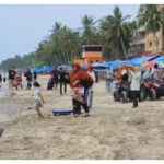 Ribuan warga padati Pantai Anyer. Ist