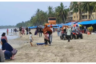 Ribuan warga padati Pantai Anyer. Ist