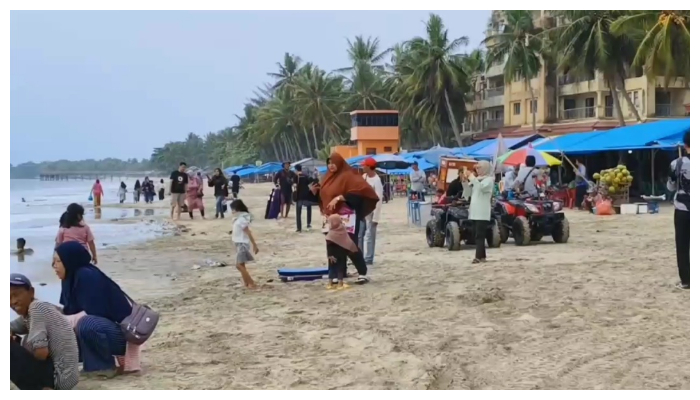 Ribuan warga padati Pantai Anyer. Ist