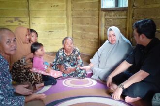 Hj Syarifah Masitah Assegaf saat bertemu sekaligus mendengarkan masukkan dari masyarakat di Kabupaten Paser. Foto: Ist