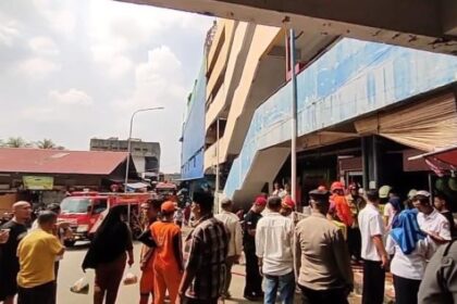 Suasana Pasar Perumnas Klender, Kelurahan Malaka Jaya, Kecamatan Duren Sawit, Jakarta Timur, yang salah satu kios sembako kebakaran pada Rabu (3/4) siang. Foto: Joesvicar Iqbal/ipol.id