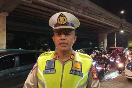 Wakil Kepala Satlantas Jakarta Timur (Wakasat Lantas Jaktim), AKP Sunaryo saat memantau arus lalu lintas mudik jelang Lebaran Idul Fitri 1445 Hijriah di Jalan Raya Kalimalang, Kecamatan Duren Sawit, pada Sabtu (6/4) malam. Foto: Joesvicar Iqbal/ipol.id