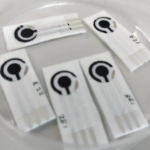Strip elektroda biosensor berbasis elektrokimia yang dikembangkan untuk berbagai deteksi penyakit dan bakteri.