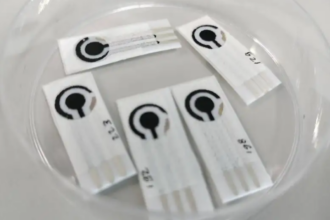 Strip elektroda biosensor berbasis elektrokimia yang dikembangkan untuk berbagai deteksi penyakit dan bakteri.