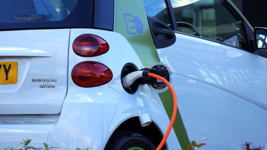 Ilustrasi kendaraan listrik ramah lingkungan. Foto: Mike Birdy / pexels