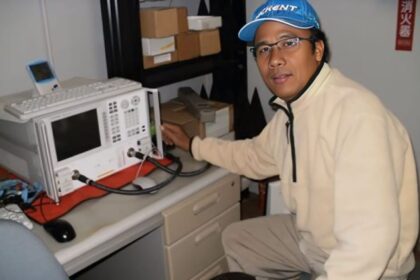 Prof Dr Mashuri SSi MSi ketika melakukan pengukuran reflection loss menggunakan alat Vector Network Analyzer Agilent tipe E 8364C