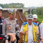 Menteri Pekerjaan Umum dan Perumahan Rakyat (PUPR) Basuki Hadimuljono didampingi Pj Gubernur Jawa Barat Bey Machmudin meninjau penanganan darurat Jalan Tol Bogor-Ciawi-Sukabumi (Bocimi) di KM 64+600 A yang mengalami longsor pada Rabu malam lalu (3/5/2024).