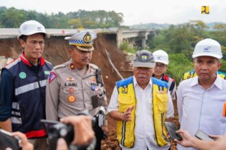Menteri Pekerjaan Umum dan Perumahan Rakyat (PUPR) Basuki Hadimuljono didampingi Pj Gubernur Jawa Barat Bey Machmudin meninjau penanganan darurat Jalan Tol Bogor-Ciawi-Sukabumi (Bocimi) di KM 64+600 A yang mengalami longsor pada Rabu malam lalu (3/5/2024).