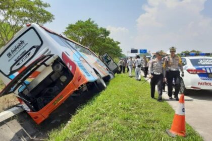 Bus Rosalia Indah masuk parit jalan tol Batang-Semarang, Kamis (11/4/2024) pagi. Foto: humas polri