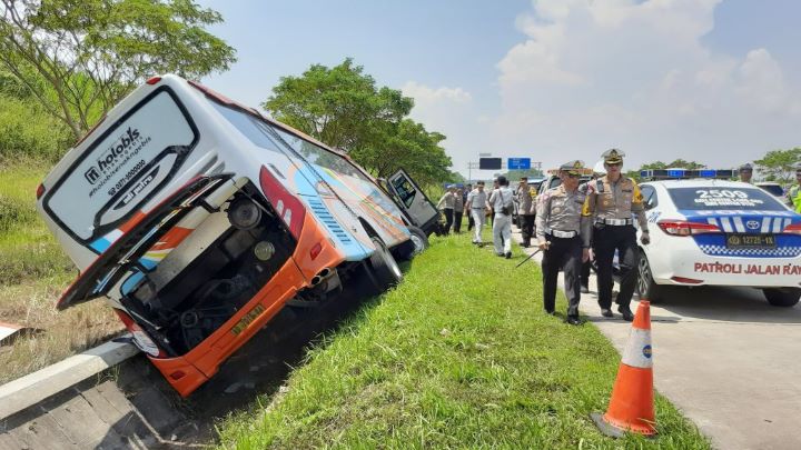 Bus Rosalia Indah masuk parit jalan tol Batang-Semarang, Kamis (11/4/2024) pagi. Foto: humas polri