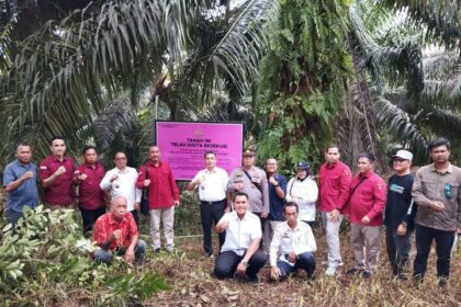 Tim Direktorat Upaya Hukum Luar Biasa, Eksekusi, dan Eksaminasi (UHLBEE) Jaksa Agung Muda Bidang Tindak Pidana Khusus saat menyita eksekusi sebuah kebun sawit seluas 4946 m2 yang berlokasi di Desa Sosok, Kecamatan Tayan Hulu, Kabupaten Sanggau, Provinsi Kalimantan Barat. Foto: Puspenkum Kejaksaan Agung