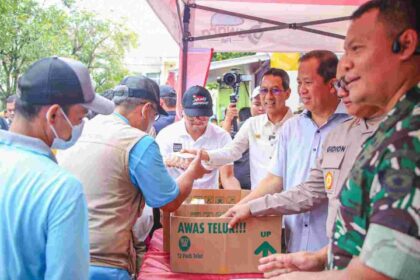 Pj Gubernur Heru Budi Hartono saat menggelar sembako murah di Jakarta Utara.(Foto dok pemprov)
