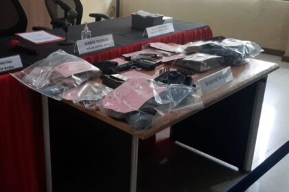Tiga pucuk senjata api dan sejumlah barang bukti lainnya disita Polres Metro Jakarta Selatan dalam kasus tewasnya gadis remaja usai dicekoki narkoba dicampur minuman keras oleh pelaku A dan BH di hotel di kawasan Senopati, Kebayoran Baru, belum lama ini, Jumat (26/4). Foto: Joesvicar Iqbal/ipol.id