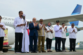 Presiden Joko Widodo (Jokowi) melepas bantuan kemanusiaan Pemerintah Indonesia untuk Sudan dan Palestina melalui Pemerintah Mesir di Baseops Lanud Halim Perdanakusuma, Jakarta Timur, Rabu (3/4/2024). Foto: Kemenkeu