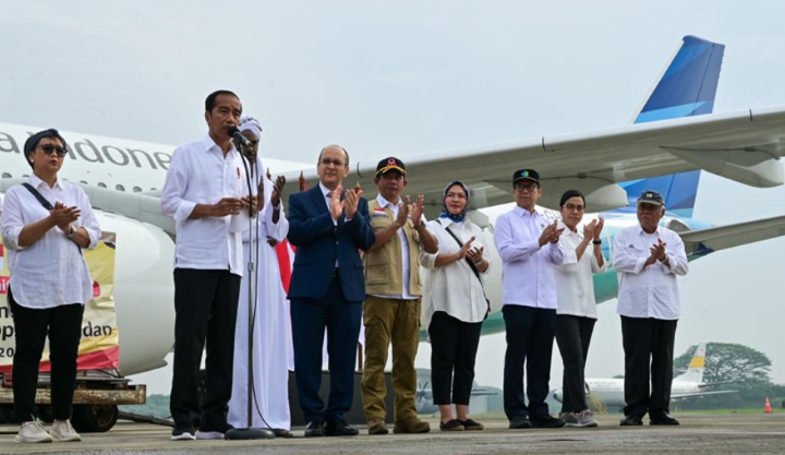 Presiden Joko Widodo (Jokowi) melepas bantuan kemanusiaan Pemerintah Indonesia untuk Sudan dan Palestina melalui Pemerintah Mesir di Baseops Lanud Halim Perdanakusuma, Jakarta Timur, Rabu (3/4/2024). Foto: Kemenkeu