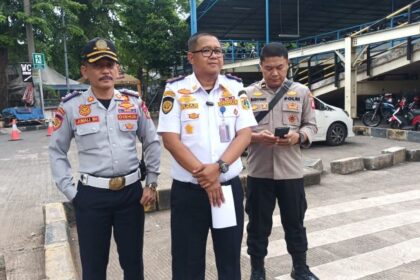 Pengendali Terminal Bus Antar Kota Kampung Rambutan, Jumali (kiri) mendampingi Kepala Terminal Kampung Rambutan, Yulza Ramadhoni (tengah) dan petugas kepolisian (kanan) di terminal, Senin (22/4). Foto: Ist