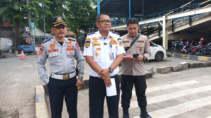 Pengendali Terminal Bus Antar Kota Kampung Rambutan, Jumali (kiri) mendampingi Kepala Terminal Kampung Rambutan, Yulza Ramadhoni (tengah) dan petugas kepolisian (kanan) di terminal, Senin (22/4). Foto: Ist