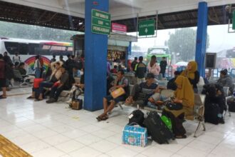 Suasana para penumpang atau pemudik yang sedang menunggu di ruang tunggu keberangkatan di Terminal Kampung Rambutan, Jakarta Timur, pada Rabu (3/4) siang. Foto: Joesvicar Iqbal/ipol.id
