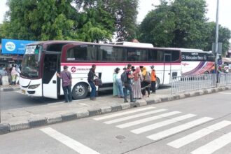 Suasana area kedatangan bus Antar Kota Antar Provinsi (AKAP) di Terminal Kampung Rambutan, Jakarta Timur, pada Senin (22/4). Foto: Joesvicar Iqbal/ipol.id