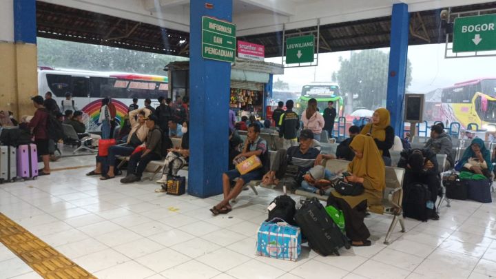 Suasana para penumpang atau pemudik yang sedang menunggu di ruang tunggu keberangkatan di Terminal Kampung Rambutan, Jakarta Timur, pada Rabu (3/4) siang. Foto: Joesvicar Iqbal/ipol.id