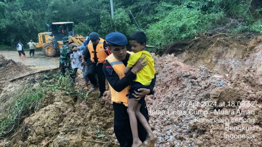 Anggota TNI dan Polri membantu warga menembus akses jalan yang terputus di Kabupaten Lebong, Bengkulu. Foto: Polri