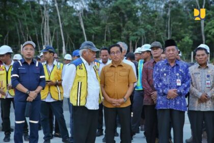 Menteri Pekerjaan Umum dan Perumahan Rakyat (PUPR) Basuki Hadimuljono melakukan peninjauan progres pembangunan ruas Palembang - Betung, yang merupakan bagian dari Jalan Tol Kayu Agung - Palembang - Betung (Kapalbetung).