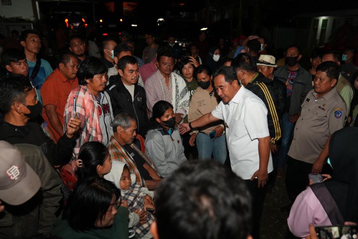 Pj Gubernur Sulsel, Bahtiar Baharuddin berkunjung melihat langsung kondisi korban tanah longsor di Tana Toraja. Foto: Ist