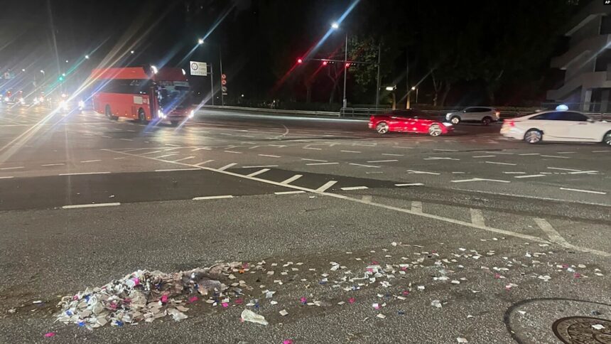 Foto yang dirilis oleh Kementerian Pertahanan Korea Selatan menunjukan sampah-sampah berserakan yang dijatuhkan dari sebuah balon yang diduga dikirim oleh Korea Utara, di Seoul, Korea Selatan, Rabu, 29 Mei 2024. (Foto: Kantor Presiden Korea Selatan via AP)