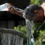 Seorang pria mendinginkan dirinya dengan air dari air mancur pada salah satu hari terpanas gelombang panas ketiga di Guadalajara, negara bagian Jalisco, Meksiko, pada 12 Juni 2023. Foto: AFP