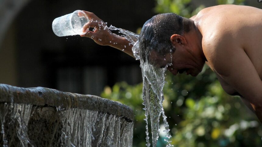 Seorang pria mendinginkan dirinya dengan air dari air mancur pada salah satu hari terpanas gelombang panas ketiga di Guadalajara, negara bagian Jalisco, Meksiko, pada 12 Juni 2023. Foto: AFP